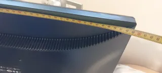 Monitor Fujitsu Negro con cables.