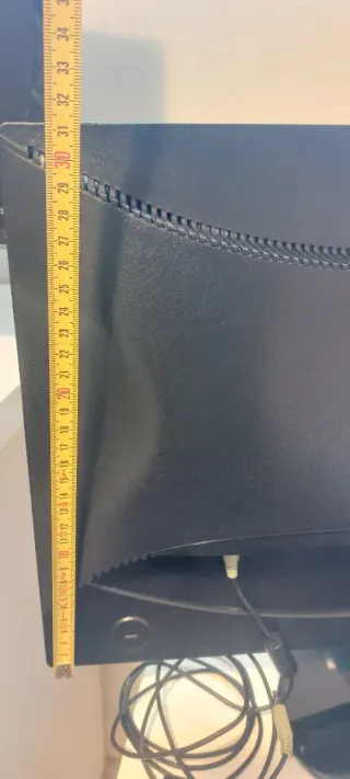 Monitor Fujitsu Negro con cables.