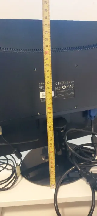 Monitor Fujitsu Negro con cables.