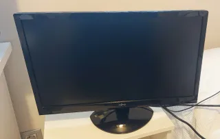 Monitor Fujitsu Negro con cables.
