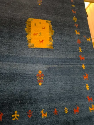 Alfombra de lana azul y amarilla