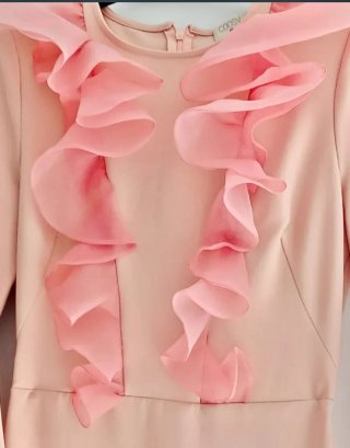 Vestido Coosy rosa con volantes.
