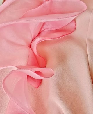 Vestido Coosy rosa con volantes.