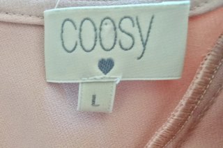 Vestido Coosy rosa con volantes.
