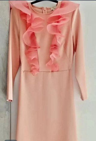 Vestido Coosy rosa con volantes.