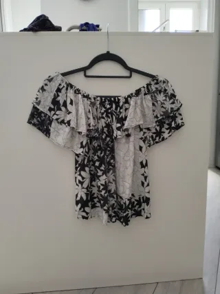 Camiseta Desigual Hombros Descubiertos Estampada