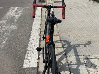 Bicicleta de carretera Progress Carbon y accesorio