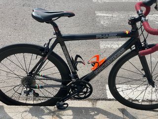 Bicicleta de carretera Progress Carbon y accesorio