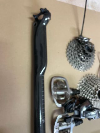 Bicicleta de carretera Progress Carbon y accesorio