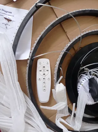 Lampada a sospensione con anelli di cristallo