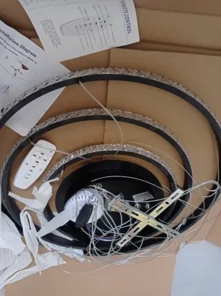 Lampada a sospensione con anelli di cristallo