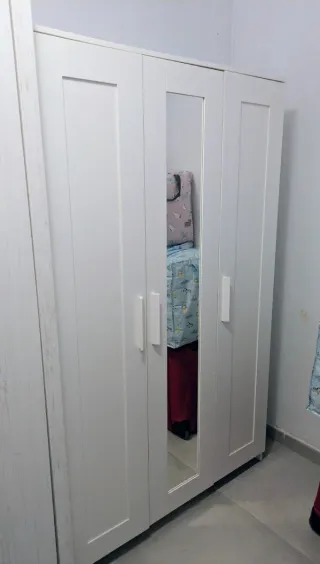 Armario blanco de madera