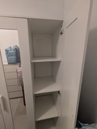 Armario blanco de madera