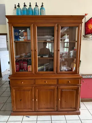 Mueble de comedor madera y cristal