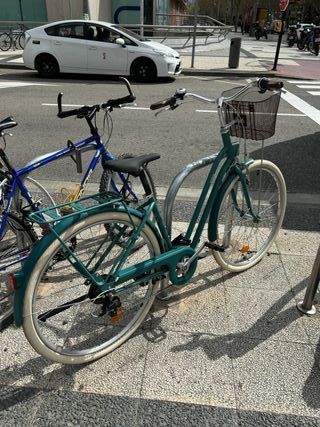 Bicicleta urbana verde con cesta