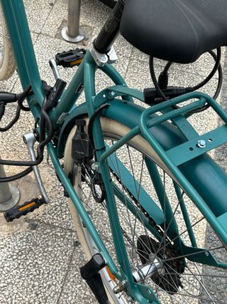 Bicicleta urbana verde con cesta