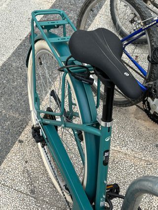 Bicicleta urbana verde con cesta