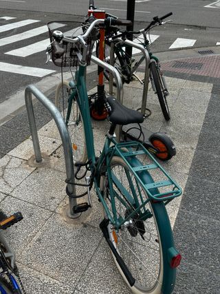 Bicicleta urbana verde con cesta