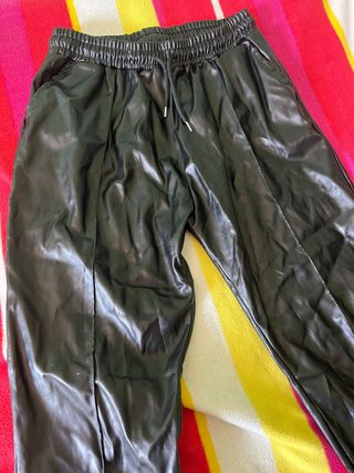 Pantalón efecto piel Shein negro