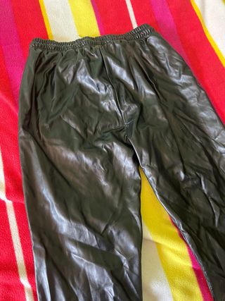 Pantalón efecto piel Shein negro
