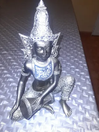 Figura decorativa metalica sentada