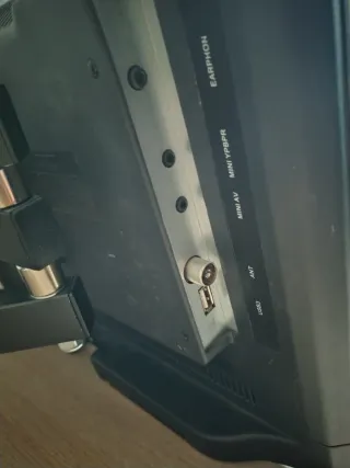 Televisión NPG y soporte pared