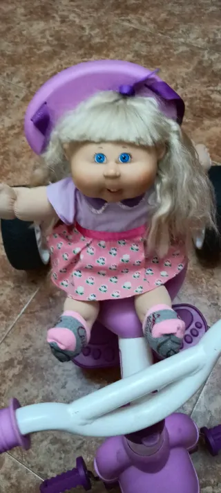 Muñeca Cabbage Patch Kids con Triciclo