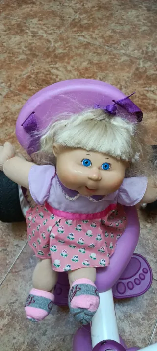 Muñeca Cabbage Patch Kids con Triciclo