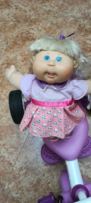 Muñeca Cabbage Patch Kids con Triciclo