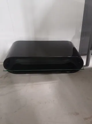 Mueble TV curvo negro con estante cristal