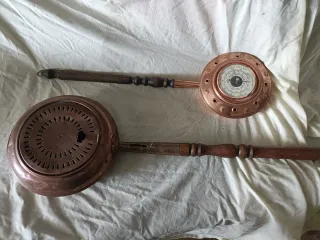 Antico riscaldatore da letto in rame e legno