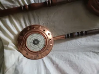 Antico riscaldatore da letto in rame e legno