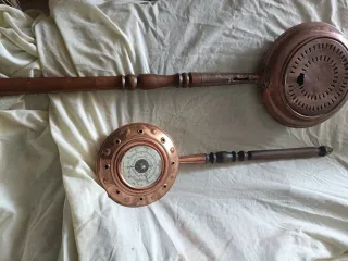 Antico riscaldatore da letto in rame e legno