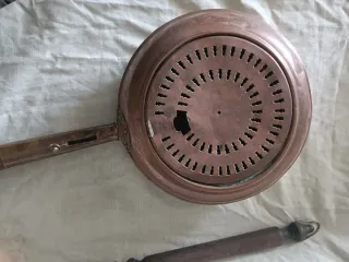 Antico riscaldatore da letto in rame e legno