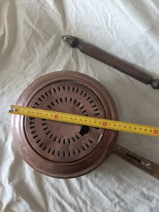 Antico riscaldatore da letto in rame e legno