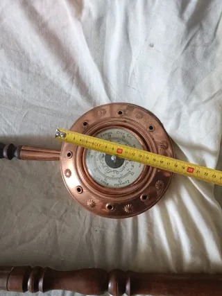 Antico riscaldatore da letto in rame e legno