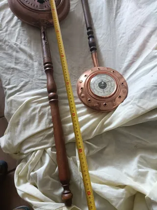 Antico riscaldatore da letto in rame e legno