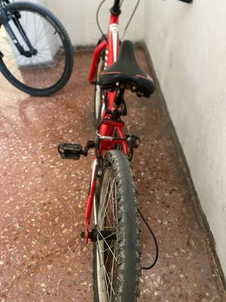 Bicicleta infantil roja