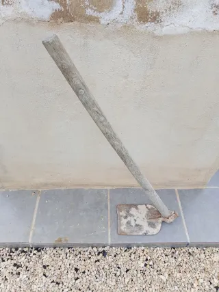 Azada antigua de madera