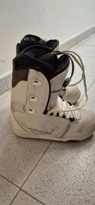 Tabla y botas de snowboard