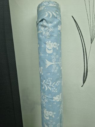 Rollo de tela estampado azul y blanco