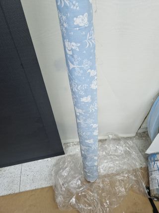 Rollo de tela estampado azul y blanco