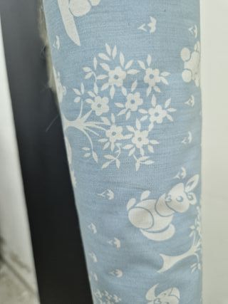 Rollo de tela estampado azul y blanco
