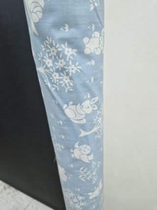 Rollo de tela estampado azul y blanco
