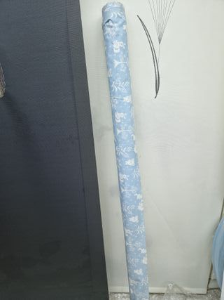 Rollo de tela estampado azul y blanco
