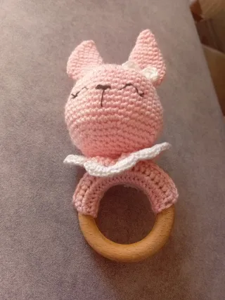 Sonajero de crochet rosa