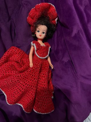 Muñeca Sindy con vestido rojo