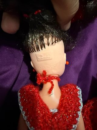 Muñeca Sindy con vestido rojo