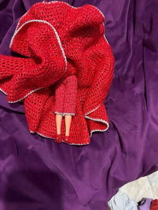 Muñeca Sindy con vestido rojo