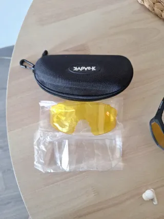 Funda gafas deportivas y lentes de recambio.